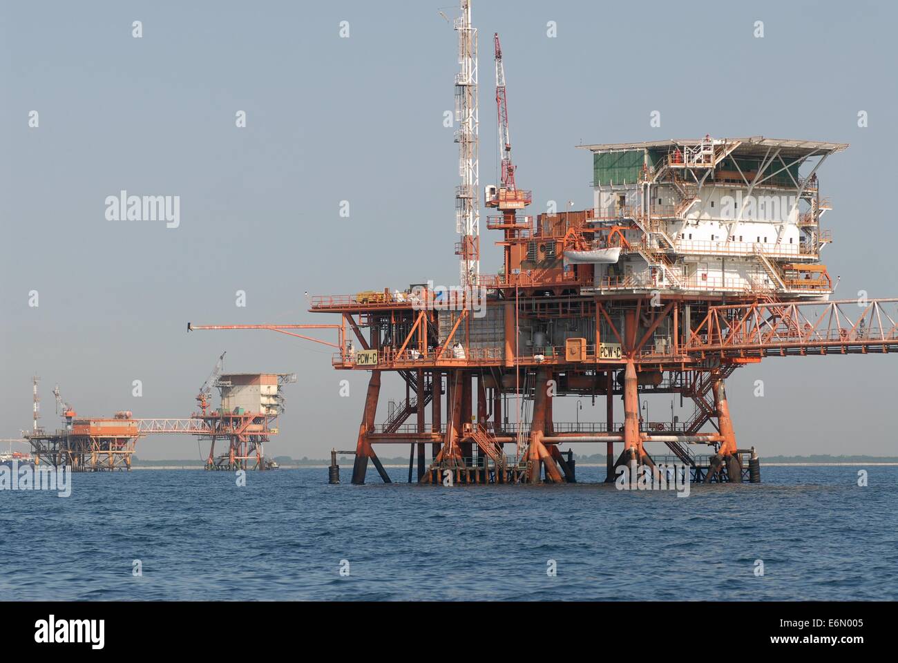 Plattformen für die Gewinnung von Erdöl und Erdgas in Adria Offshore-Ravenna (Italien) Stockfoto