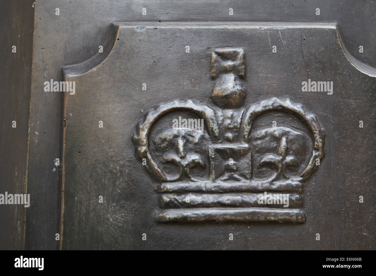 London-Texturen, Eisen Oberfläche mit geprägtem Krone. Stockfoto