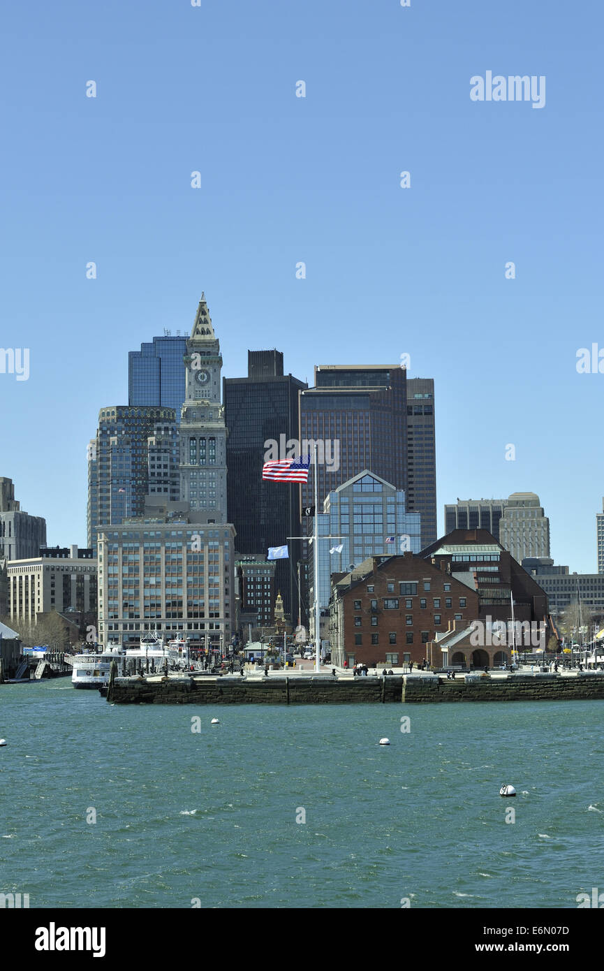 Langen Wharf, Custom House Block und Boston Skyline, am Hafen von Boston (Hafen) aus betrachtet. Massachusetts, USA Stockfoto