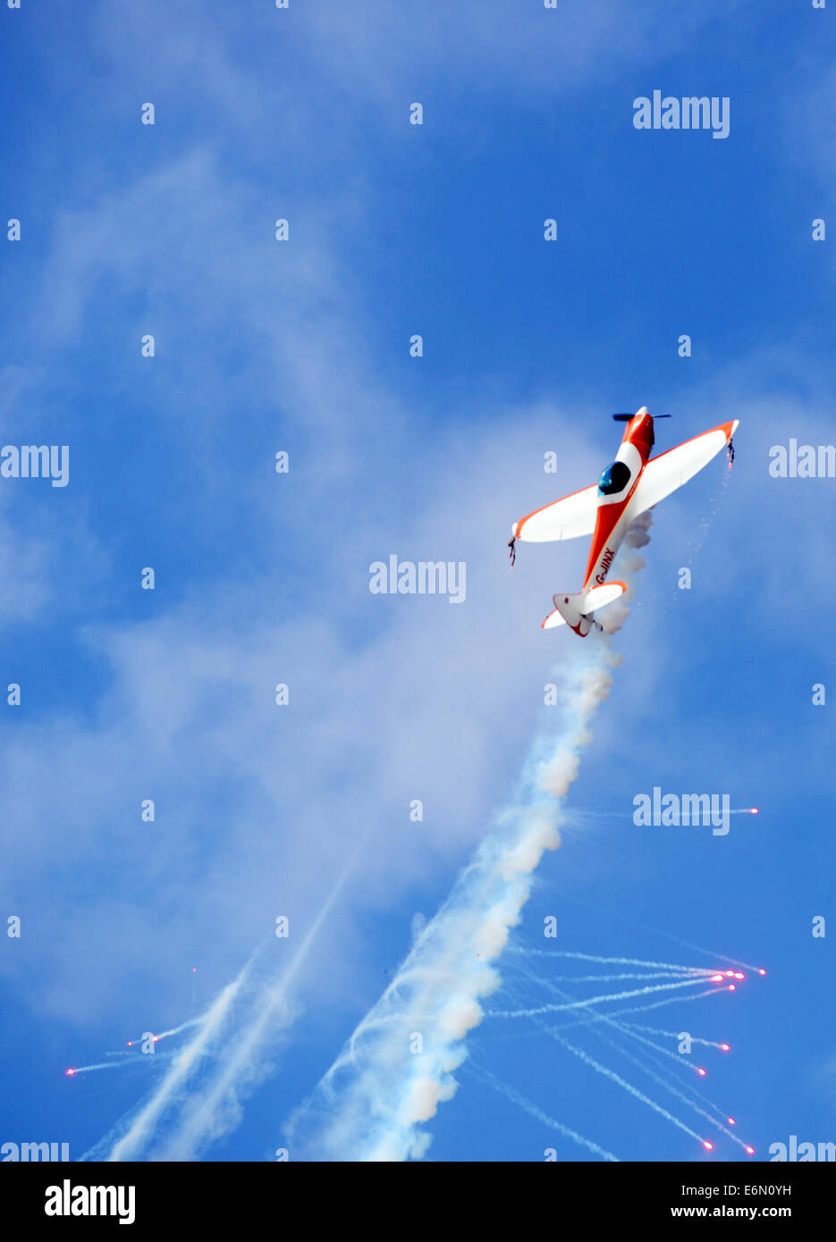 Shenyang, China. 27. August 2014. Das Flugzeug flog von Guy Westgate, der mit dem Twister-Kunstflug-Team ist, setzt ein Feuerwerk in einem Testflug für kommende Auftritte während der 2014 Shenyang Faku International Flug Convention, einer Airshow, in der Nähe der Caihu Flughafen Shenyang, Hauptstadt des nordöstlichen Chinas Liaoning Provinz, 25. August 2014. Der Twister, ein britischer Kunstflug-Team ihre ersten Stunt-Leistung in China hergestellt bei der Eröffnungsfeier des 2014 Shenyang Faku internationalen Flug am 27. August. Bildnachweis: Xinhua/Alamy Live-Nachrichten Stockfoto