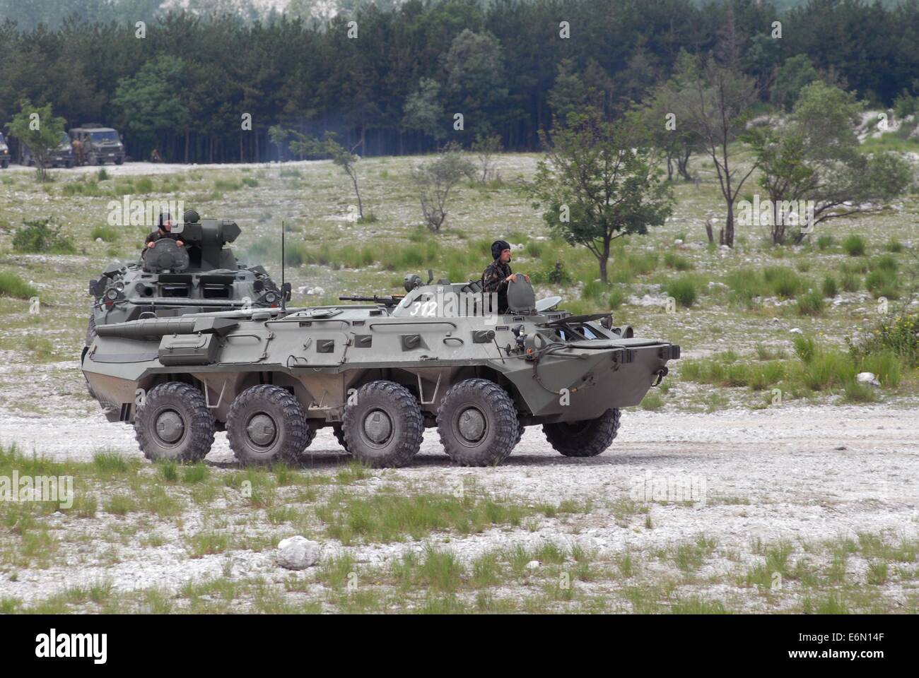 MLF, europäischen multinationalen Land-Kraft; Ungarische Armee patrouillieren Infanterie mit Schützenpanzer BTR-80 Stockfoto