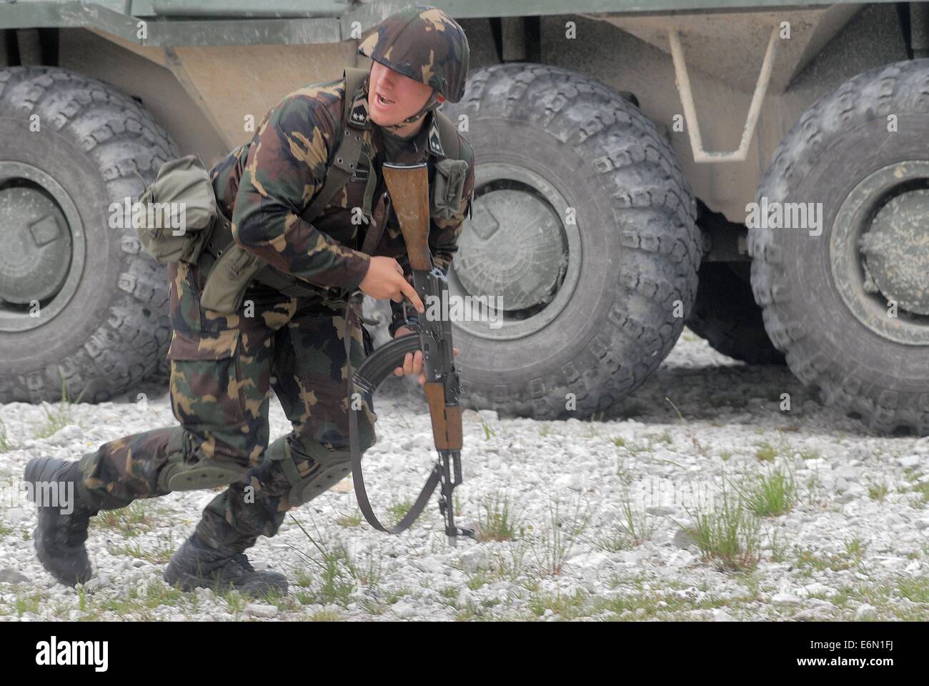 MLF, europäischen multinationalen Land-Kraft; Ungarische Armee patrouillieren Infanterie mit Schützenpanzer BTR-80 Stockfoto