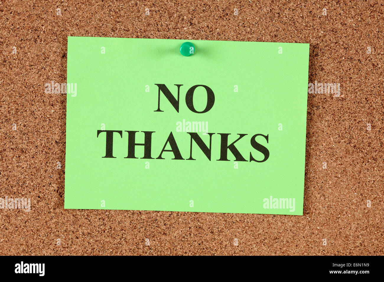 Grüne Post-It Zettel "Nein Danke" auf Pinnwand (Bulletin Board). Close-up. Stockfoto