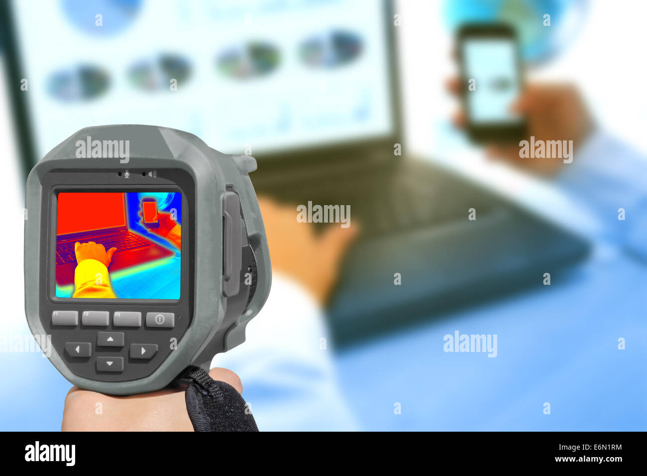 Aufnahme mit Infrarot-Wärmebildkamera Wärme und Strahlung von Notebooks und Smartphones im Büro Stockfoto