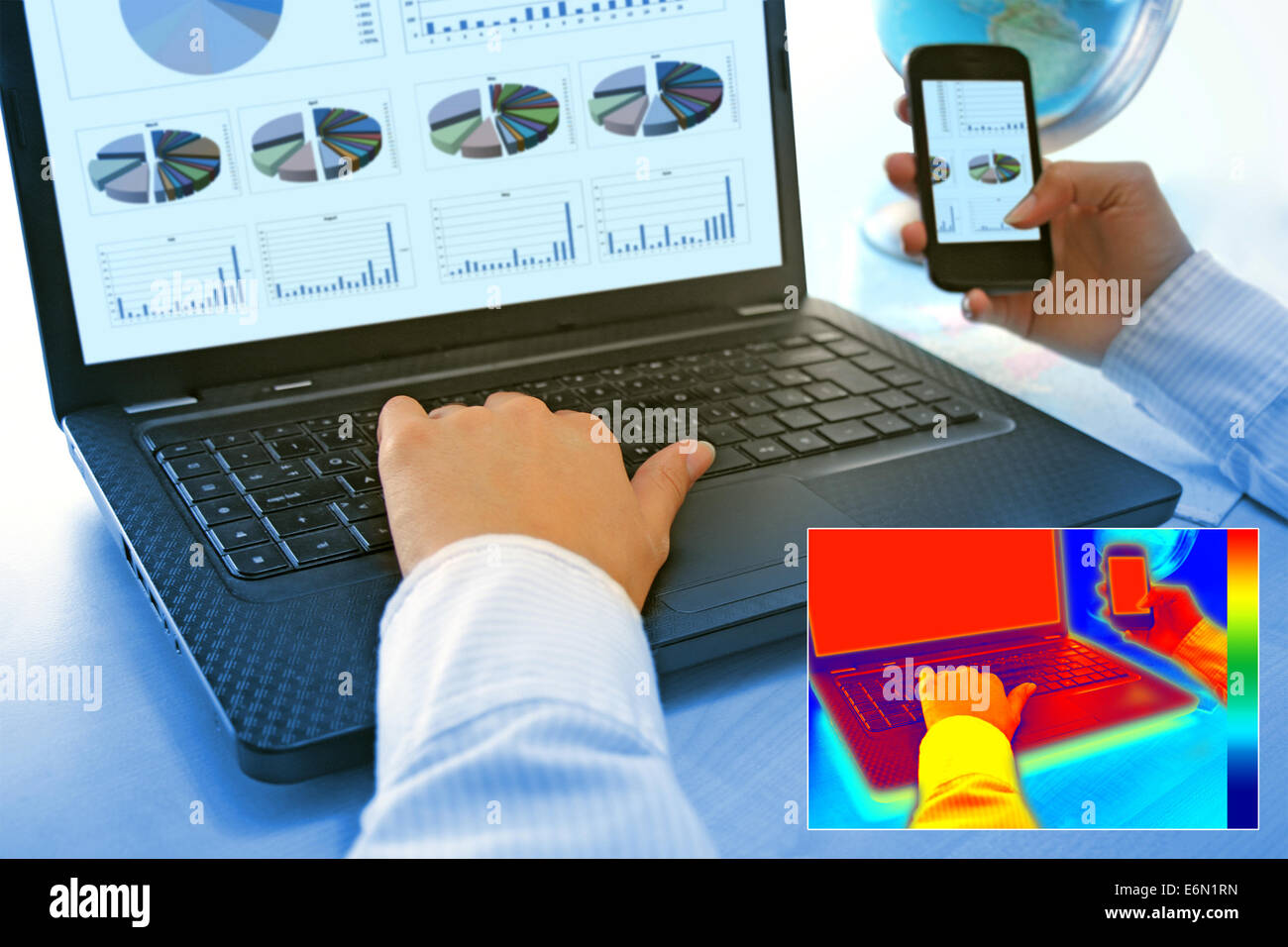 Infrarot-Thermografie-Bild zeigt die Hitze und Strahlung von Notebooks und Smartphones im Büro Stockfoto