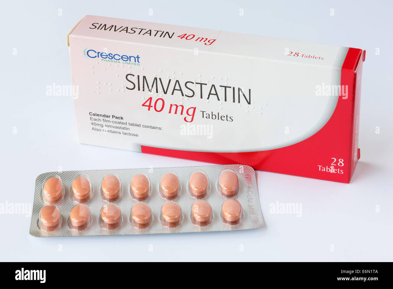 Crescent Pharma Limited Simvastatin 40 mg Tabletten in einer Folie Blisterpackung mit Box für vorgeschriebene Behandlung und Reduzierung der hohen Cholesterin. England Großbritannien Stockfoto