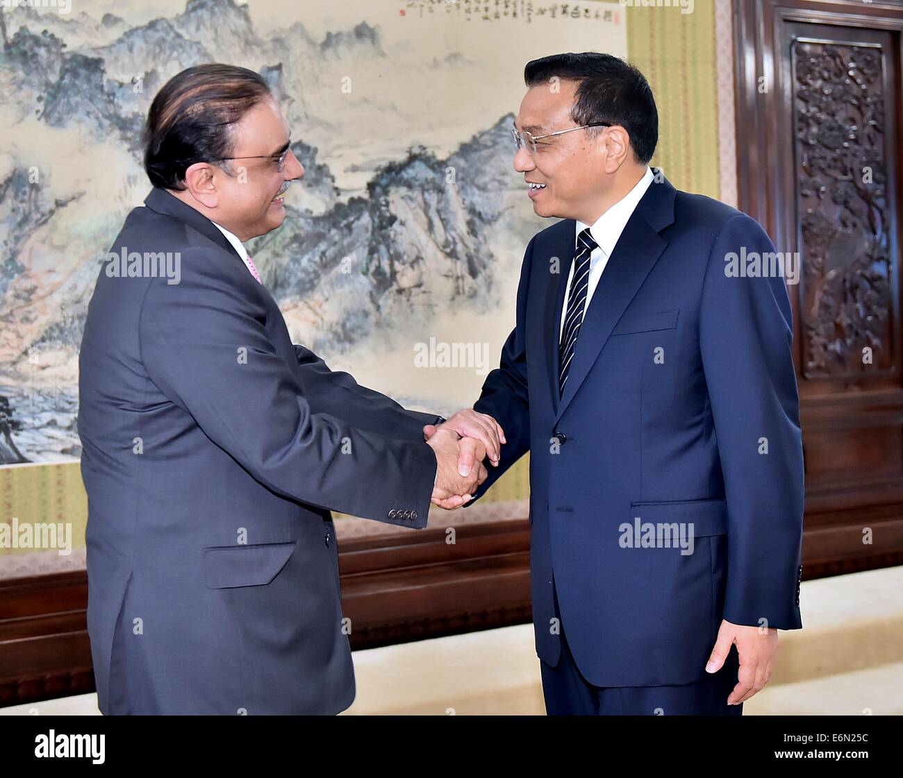 Peking, China. 27. August 2014. Chinese Premier Li Keqiang (R) trifft sich mit Bilawal Bhutto Zardari, ehemaliger pakistanischer Präsident und Vorsitzender der Pakistanischen Volkspartei in Peking, Hauptstadt von China, 27. August 2014. Bildnachweis: Li Tao/Xinhua/Alamy Live-Nachrichten Stockfoto