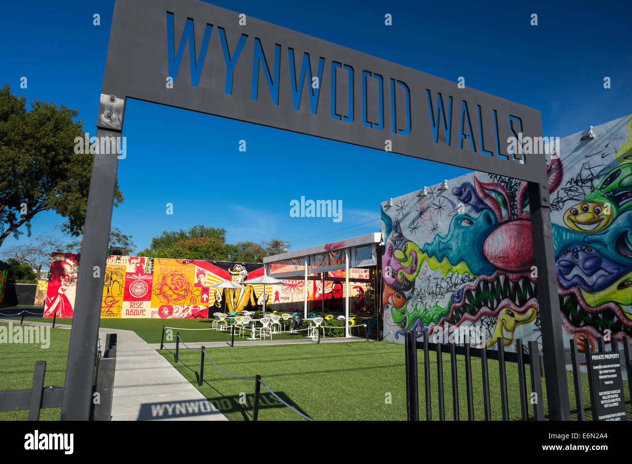EINGANG ZEICHEN WYNWOOD WÄNDE GEHOBENEN STREET ART CENTER WYNWOOD MIAMI FLORIDA USA Stockfoto
