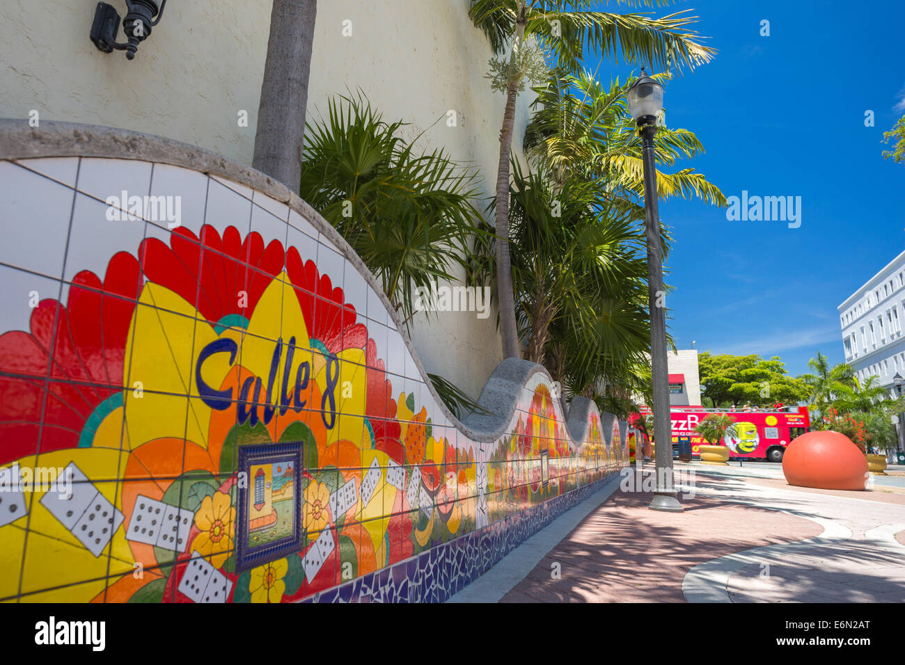 CALLE 8 WELLE WAND MOSAIK DOMINO PARK ACHTE STRAßE WENIG HAVANNA NACHBARSCHAFT MIAMI FLORIDA Stockfoto