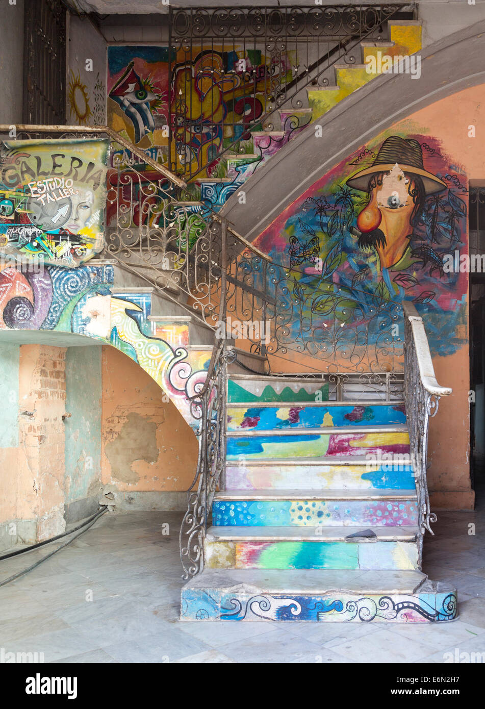 bunt bemalte Treppenhaus im Mehrfamilienhaus, Alt-Havanna, Kuba Stockfoto