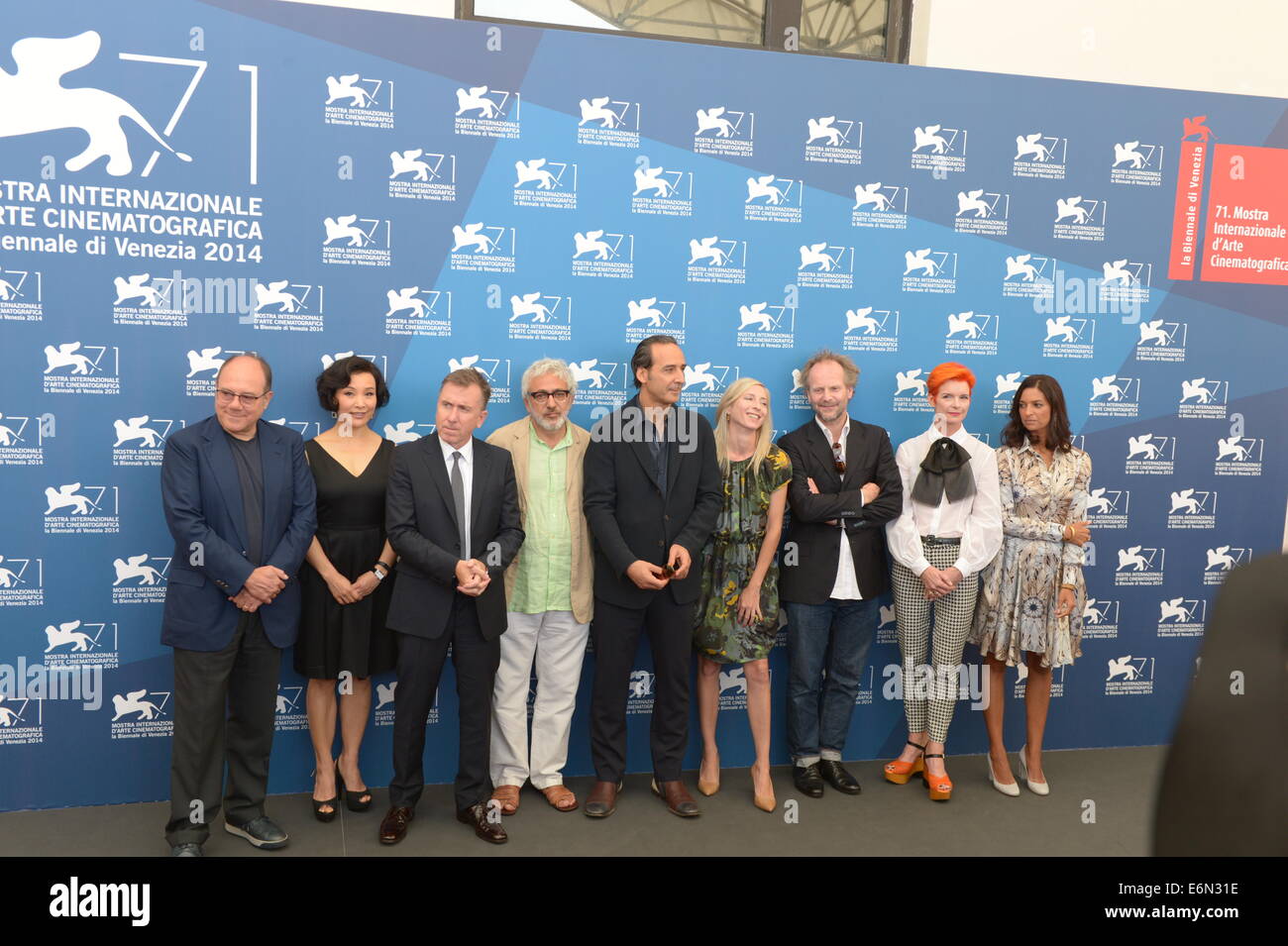 Venedig, Italien. 27. August 2014. Mitglieder der internationalen Jury des Main-Wettbewerb, (L, R) Carlo Verdone, Joan Chen, Tim Roth, Elia Suleiman, Alexandre Desplat, Jessica Hausner, Philip Groning, Sandy Powell und Jhumpa Lahiri Pose bei einem Foto-Shooting für die 71. Filmfestspielen von Venedig 27. August 2014. Bildnachweis: Xinhua/Alamy Live-Nachrichten Stockfoto