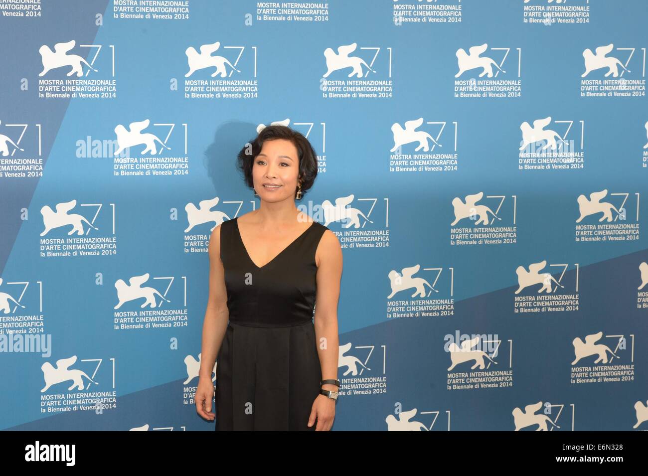 Venedig, Italien. 27. August 2014. Mitglied der internationalen Jury des wichtigsten Wettbewerbs Joan Chen stellt während des Telefonats Foto 71. Filmfestival von Venedig 27. August 2014. Bildnachweis: Xinhua/Alamy Live-Nachrichten Stockfoto