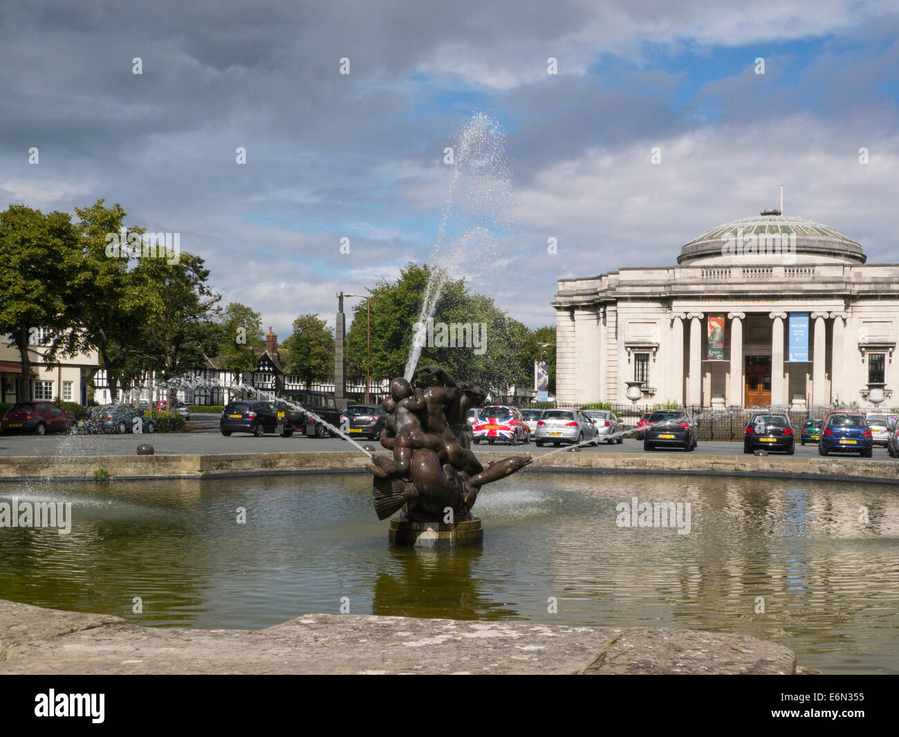 Wasserspiel mit Springbrunnen entworfen von Charles Wheeler vor Lady Hebel Kunst Galerie Port Sunlight Wirral Merseyside Stockfoto