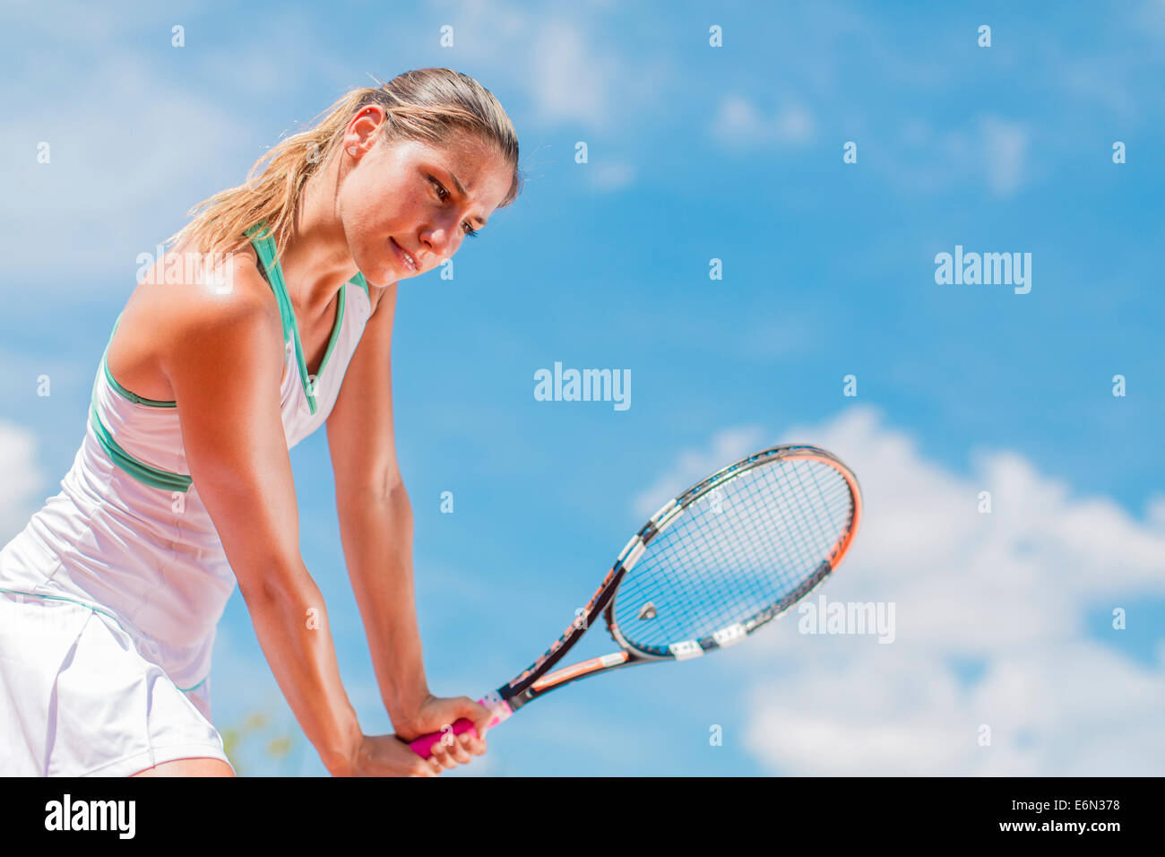 Junge Frau, die Tennis spielen Stockfoto
