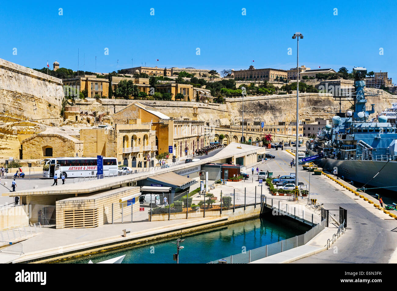 Grau lackierte Duke Klasse Typ 23 Fregatte HMS Lancaster (F229) festgemacht an der Ausfahrt Hafen während einer Höflichkeit besuchen nach Valletta Stockfoto