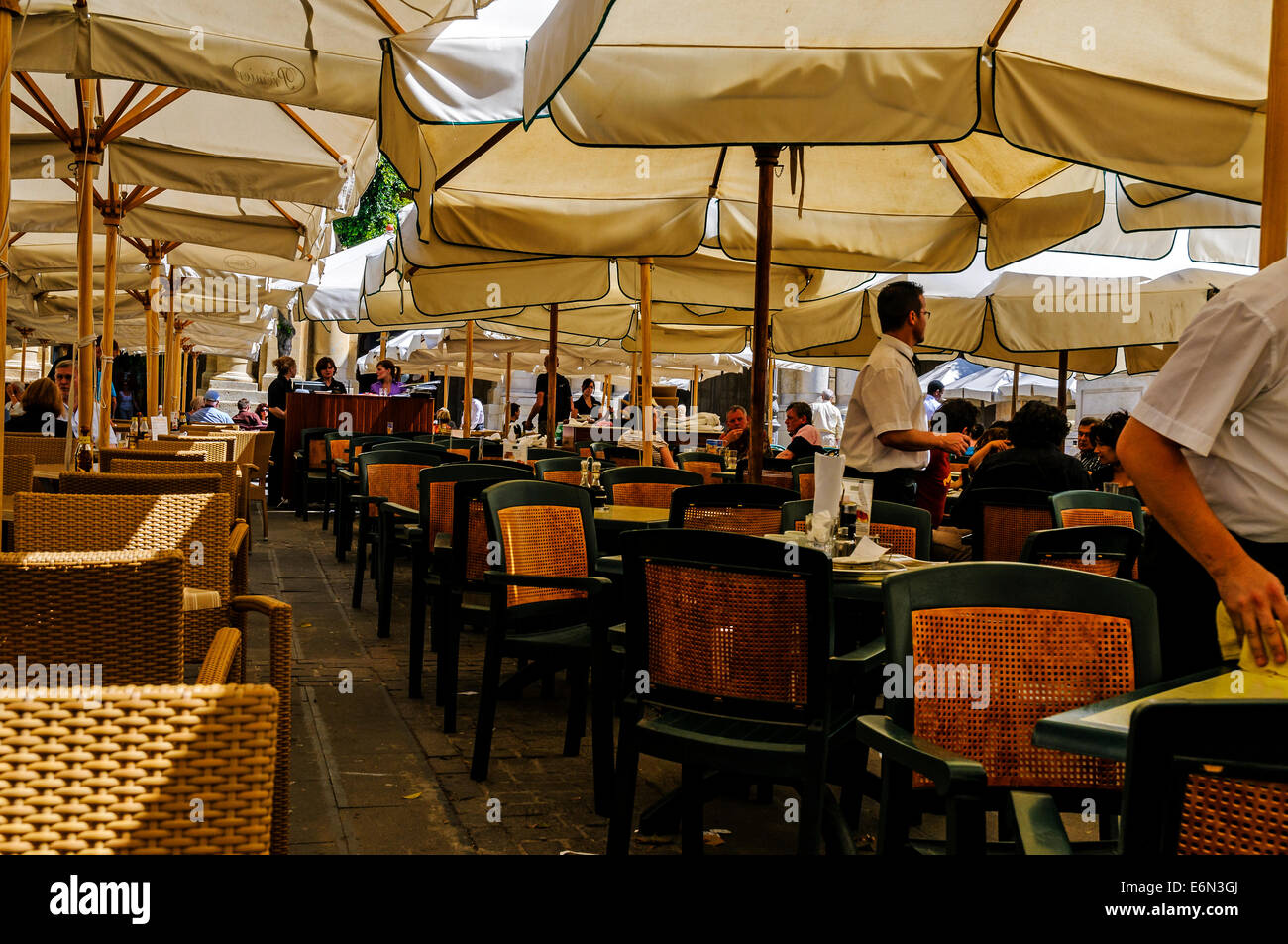 Gäste mit einem typischen Restaurant am Hafen bietet Speisen und Getränke in einer angenehmen schattigen Umgebung, Valletta Stockfoto