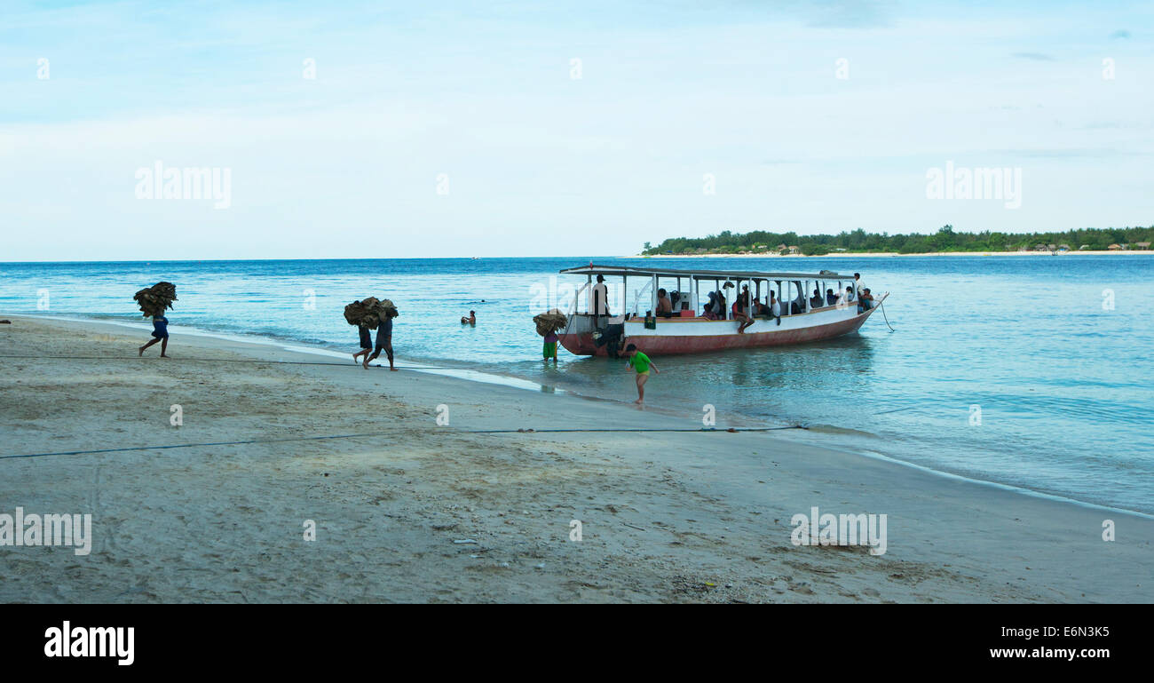 Träger auf Trawangan Insel. Indonesien. Auf kleinen indonesischen Inseln (Gili) gibt es keinen Hafen, am Strand laufen die Fäden Stockfoto