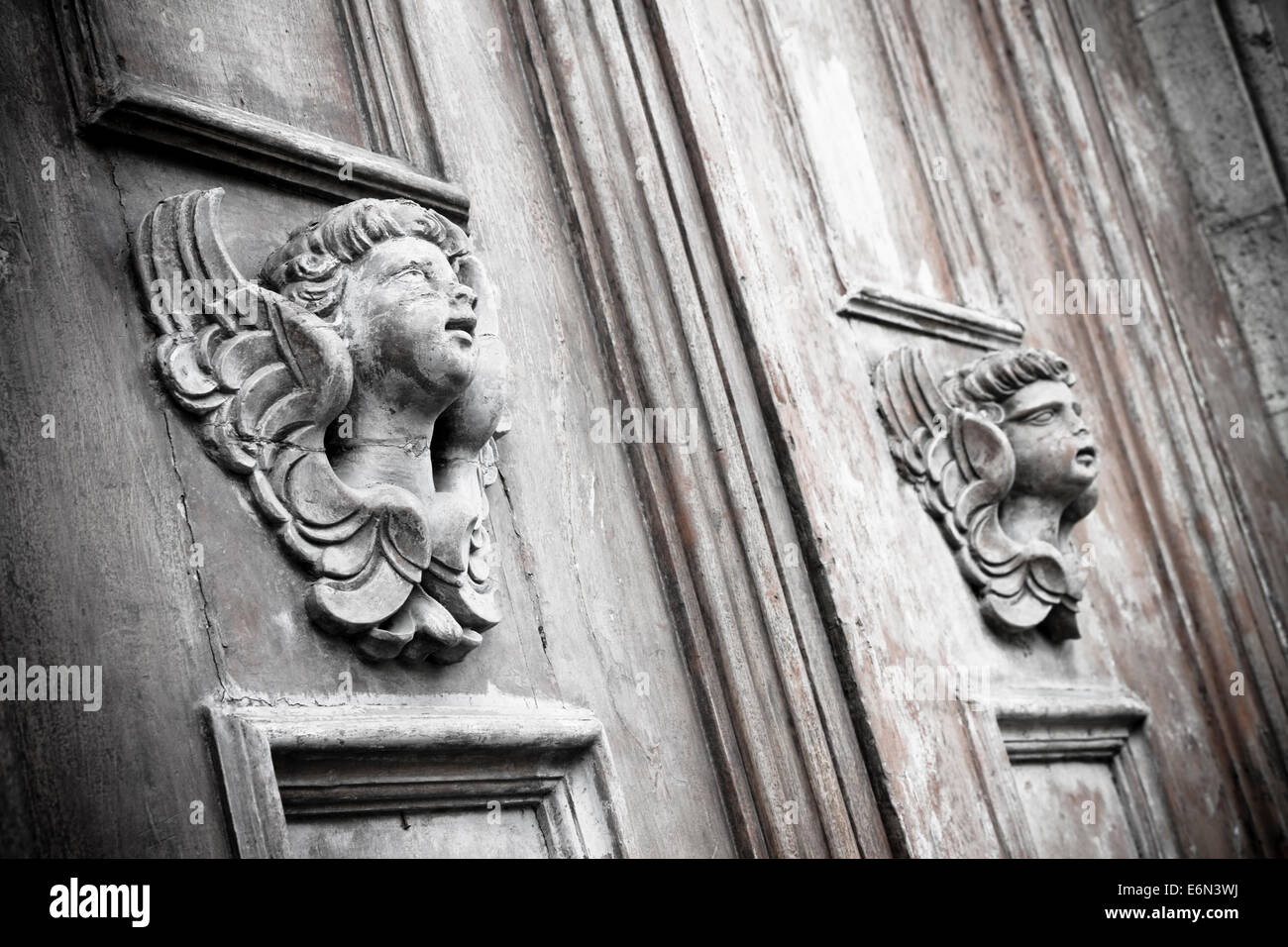 Skulptur eines Engels auf eine Holztür Stockfoto