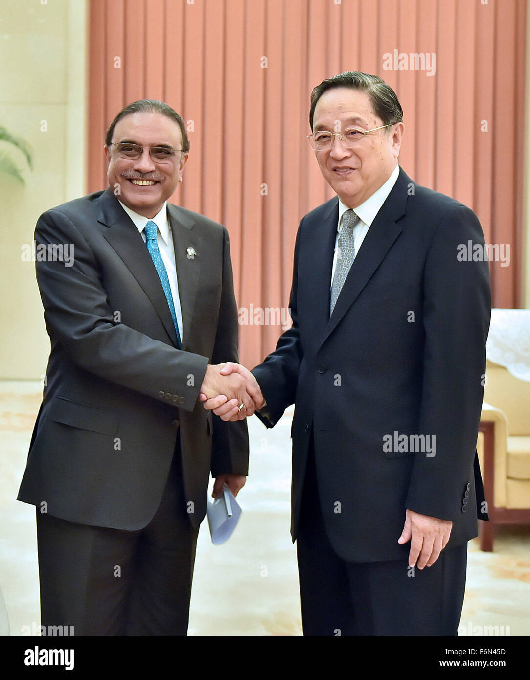 Peking, China. 27. August 2014. Yu Zhengsheng(R), Vorsitzender des Nationalkomitees der chinesischen politischen Beratenden Konferenz (CPPCC), trifft sich mit Bilawal Bhutto Zardari, ehemaliger pakistanischer Präsident und Vorsitzender von Pakistan Peoples Party (PPP), in Peking, Hauptstadt von China, 27. August 2014. Bildnachweis: Li Tao/Xinhua/Alamy Live-Nachrichten Stockfoto