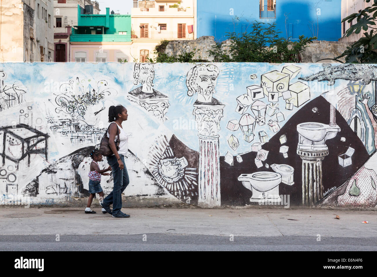 Mutter und Kind zu Fuß neben Wand mit Graffiti, Paseo de Marti, Havanna, Kuba Stockfoto