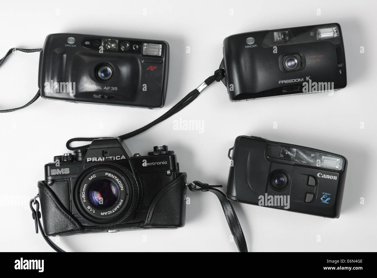 Satz von alten analogen Kameras (3 kompakt und 1 SLR) Stockfoto