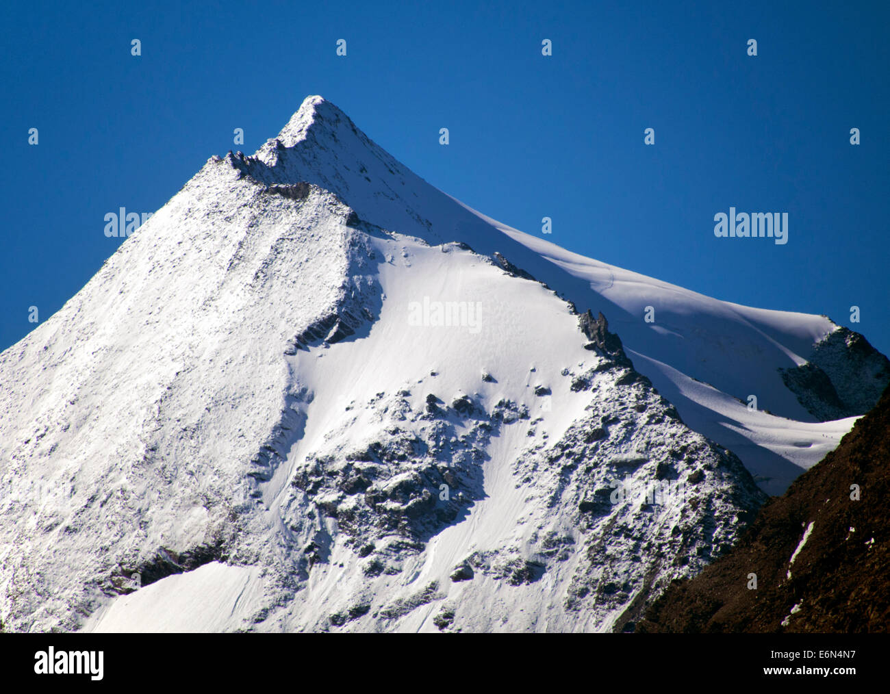 Schneebedeckte Gipfel des Mont Pourri (3.779 m oder 12.398 ft) im August in den französischen Alpen Stockfoto