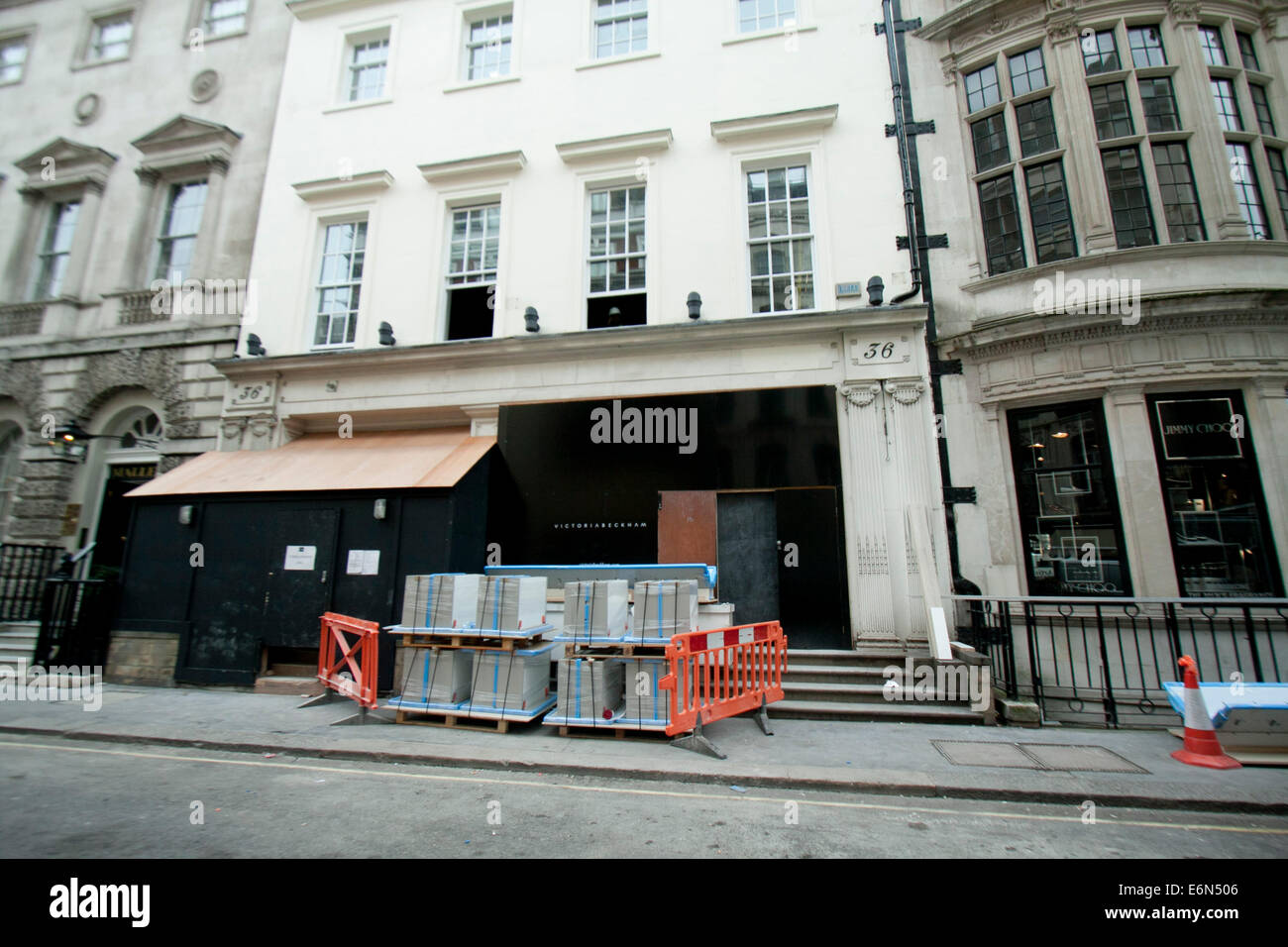 London, UK. 27. August 2014. Arbeiter bereiten als ehemalige Spice Girl Victoria "Posh Spice" Beckham ist es, einen Shop zu eröffnen, in der modischen Viertel Mayfair Kredit: Amer Ghazzal/Alamy Live-Nachrichten Stockfoto