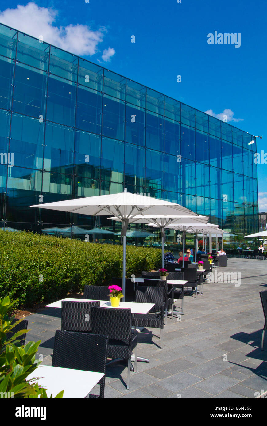 Cafe außerhalb Musiikkitalo, Musik Center Konzertsaal (2011), Kansalaisaukio, Citizen Quadrat, Etu-Töölö Bezirk, zentrale Helsink Stockfoto