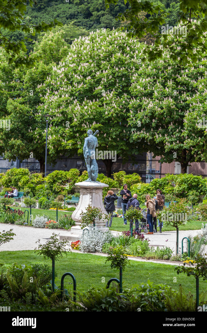Leute sitzen in den öffentlichen Parks, Grenoble, Rhone-Alpes, Frankreich Stockfoto