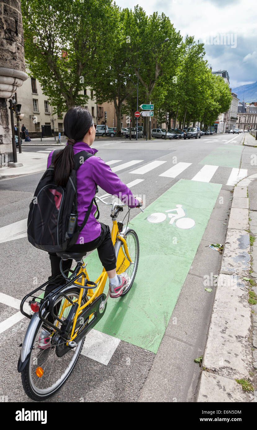 Radfahrer auf dem Weg Grenoble, Rhone-Alpes, Frankreich in Radfahrer Box warten Stockfoto