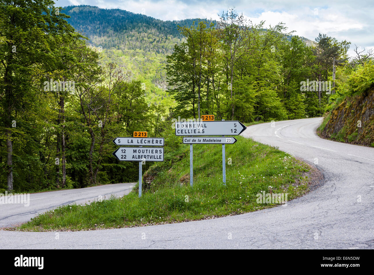 Straßen- und Schildern zum Col De La Madeleine, Tarentaise, Savoie Rhone-Alpes, Frankreich Stockfoto