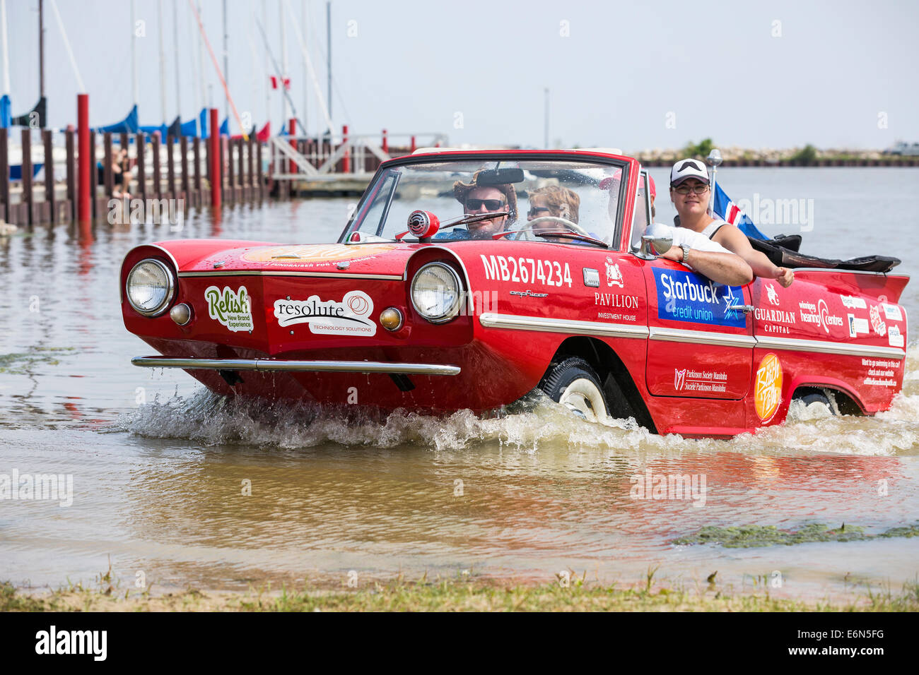 Ein Vintage-Modell 770 1966 Amphicar in Lake Winnipeg, Gimli, Manitoba, Kanada Stockfoto