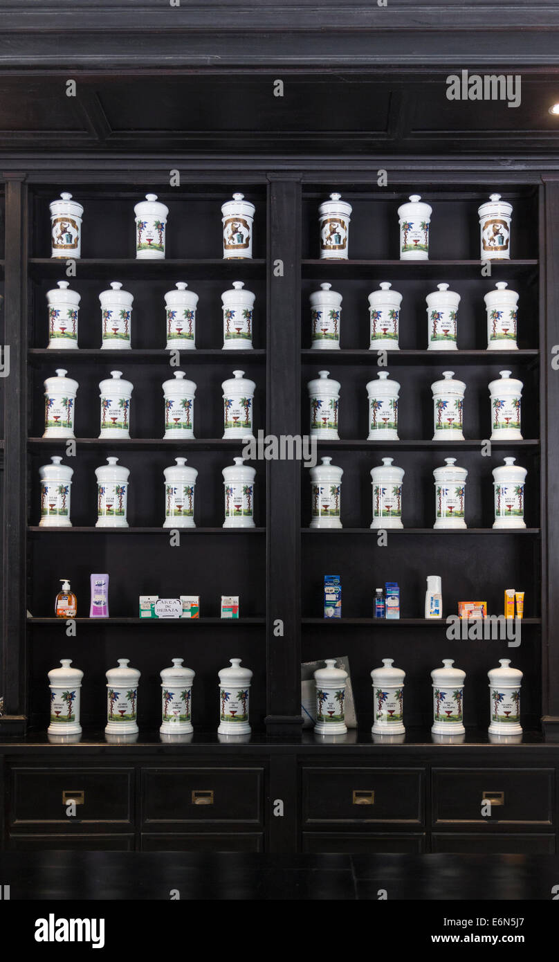 Regale voller Apotheke Gläser, Drogueria Johnson Apotheke, Havanna, Kuba Stockfoto