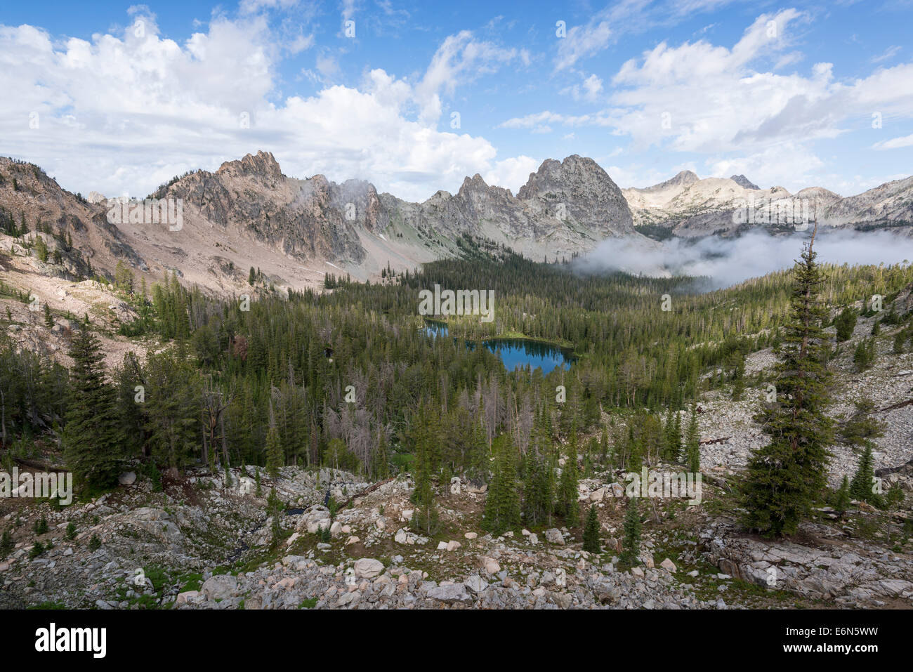 Nebel im Seebecken Stephens, Sawtooth Mountains, Idaho. Stockfoto