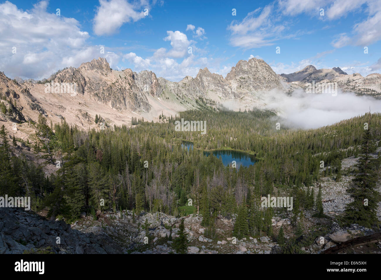 Nebel im Seebecken Stephens, Sawtooth Mountains, Idaho. Stockfoto