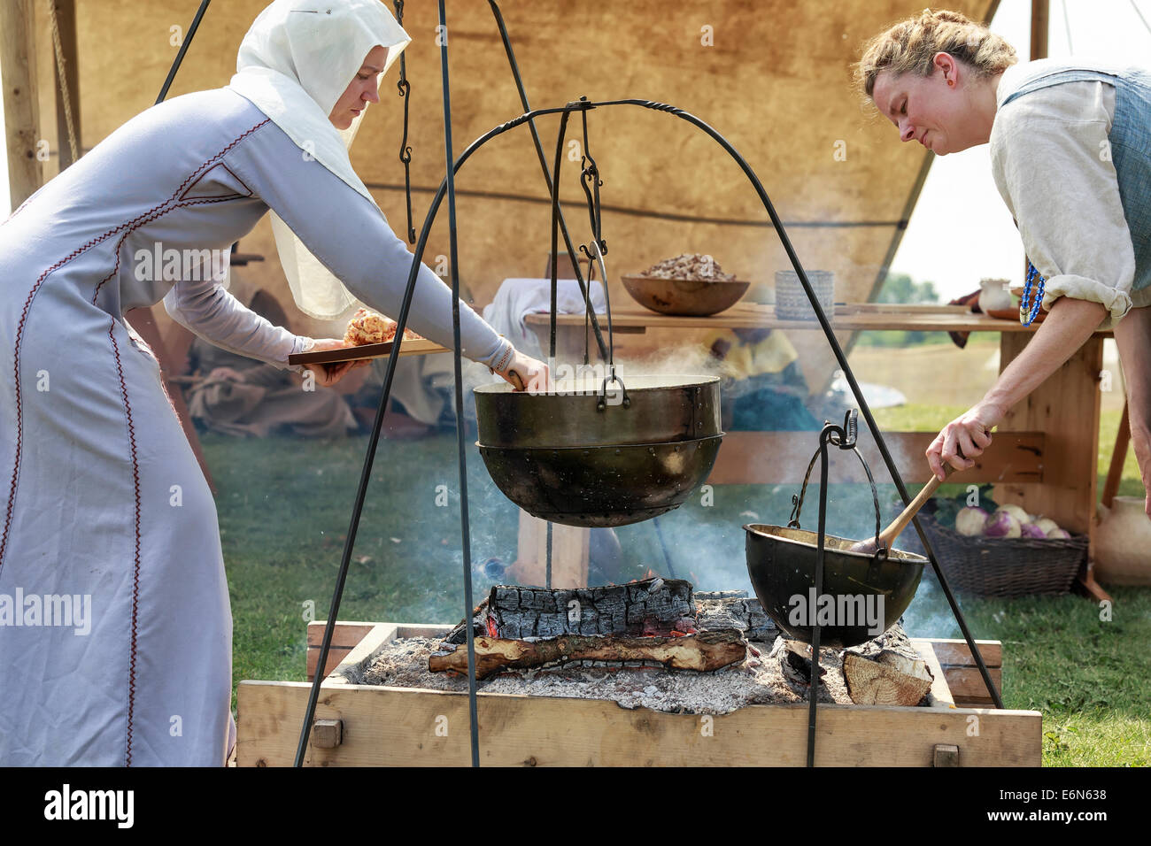 Reenactment des Lebens in ein Wikingerdorf, Frauen, die Zubereitung von Speisen, isländische Festival of Manitoba, Gimli, Manitoba, Kanada Stockfoto