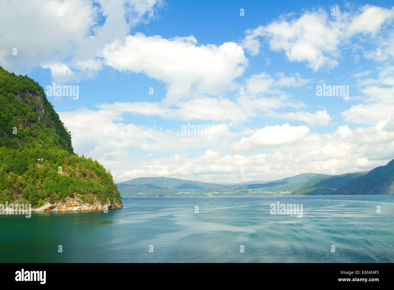 malerische Landschaften der nördlichen norwegischen Fjorde. Stockfoto