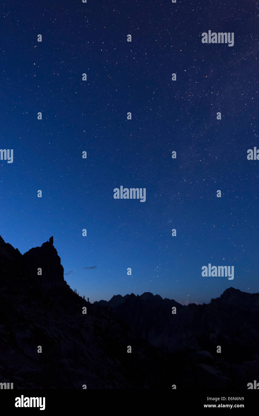 Sterne über den Gipfeln in den Sawtooth Mountains, Idaho. Stockfoto