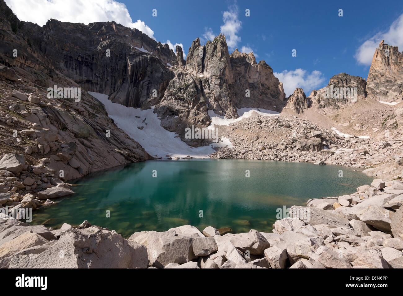 Bergsee in einer hohen Cirque in Idaho Sawtooth Mountains. Stockfoto