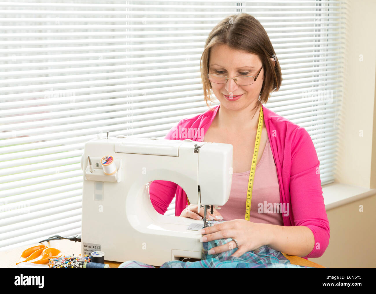 Frau mit einer Nähmaschine Stockfoto