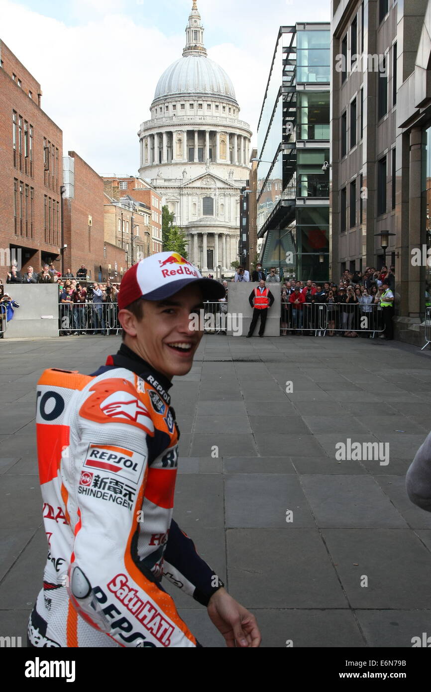 Marc Marquez, Spanien, Welt MotoGP Weltmeister 2013 & 14 reitet auf seiner Honda auf der Millennium Bridge in London, vor dem britischen MotoGP 2014 Stockfoto