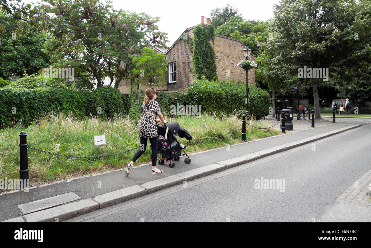 Frau mit Kinderwagen Buggy auf der Orford Road im Sommer Walthamstow Village, North East London E17 England KATHY DEWITT Stockfoto