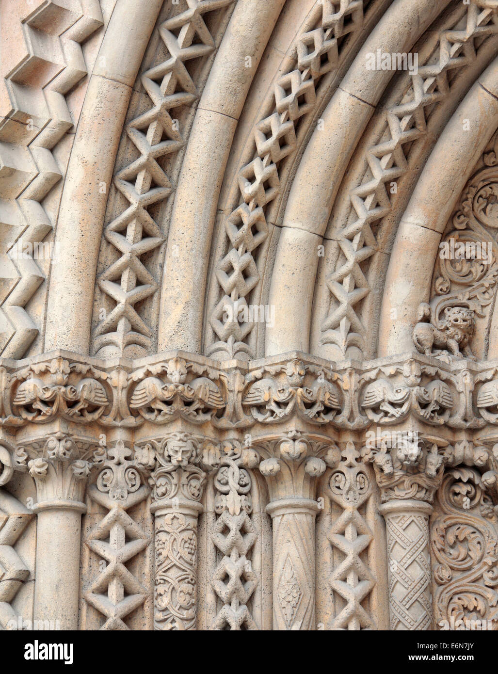 Jak-romanische Kirche Eingang geschnitzt Steinsäule Ornament. Stockfoto