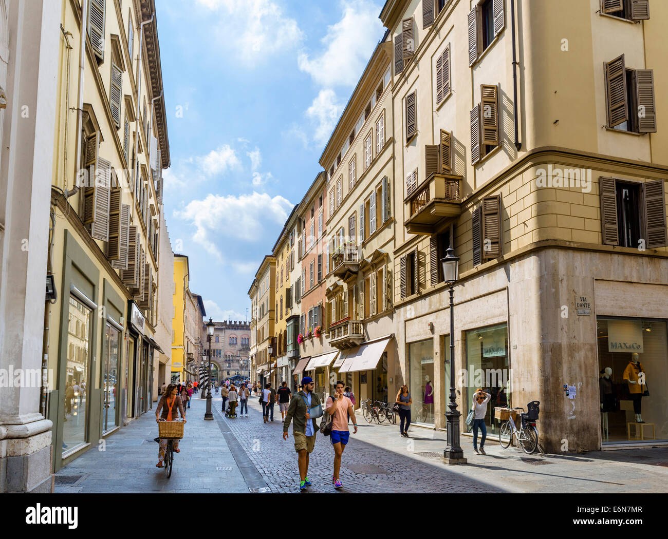 Geschäfte auf ViaCavour in der historischen Innenstadt, Parma, Emilia Romagna, Italien Stockfoto