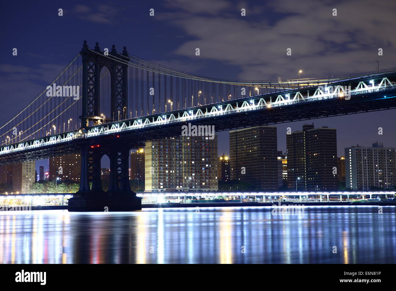 Insel Manhattan und Brooklyn Bridge in der Sommernacht in New York. Foto wurde von Brooklyn Seite gedreht. Stockfoto
