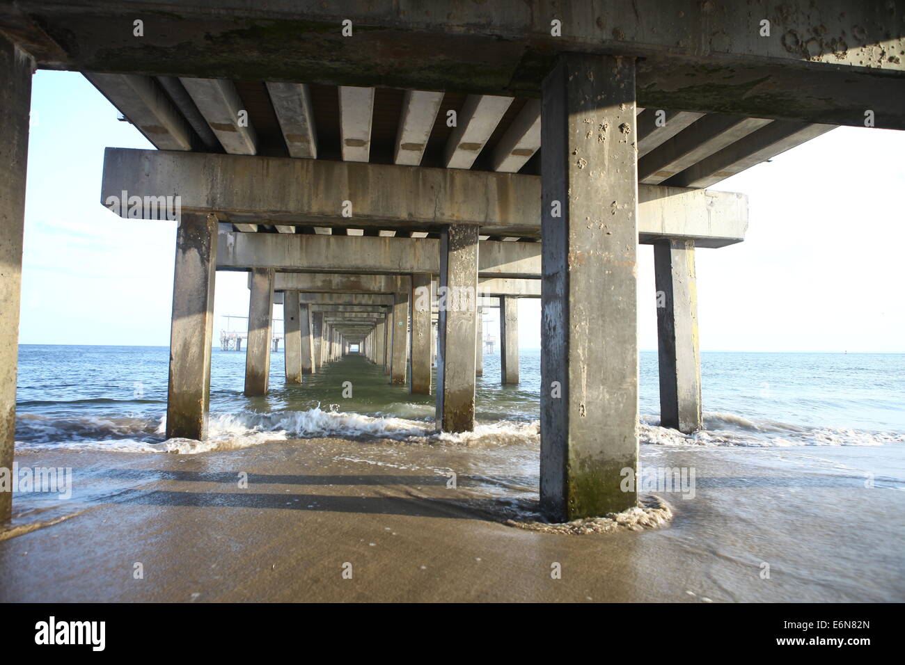 Der Tunnel unter der Brücke Pier auf dem Ozean Stockfoto