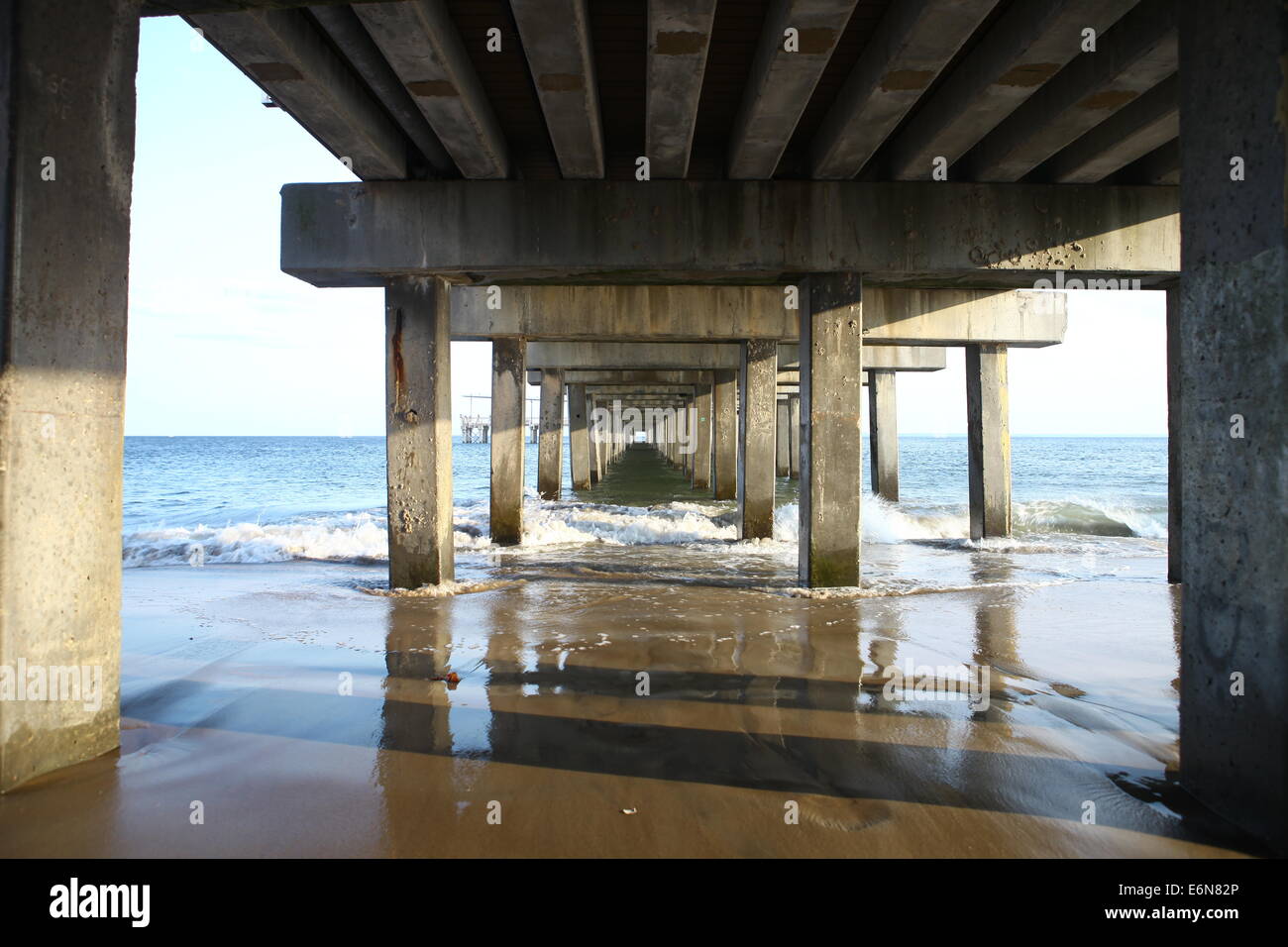 Der Tunnel unter der Brücke Pier auf dem Ozean Stockfoto