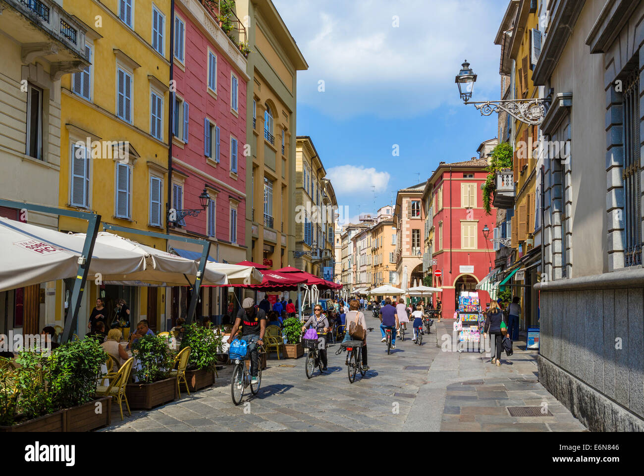 Geschäfte und Cafés an der Strada Farini im historischen Stadtzentrum, Parma, Emilia Romagna, Italien Stockfoto