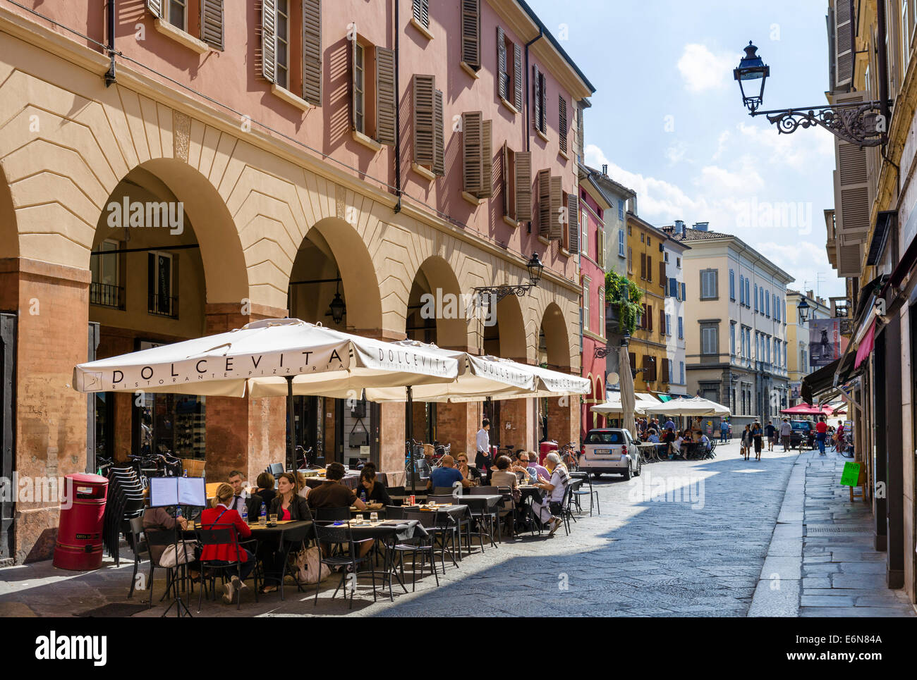 DolceVita Restaurant auf Strada Farini im historischen Stadtzentrum, Parma, Emilia Romagna, Italien Stockfoto