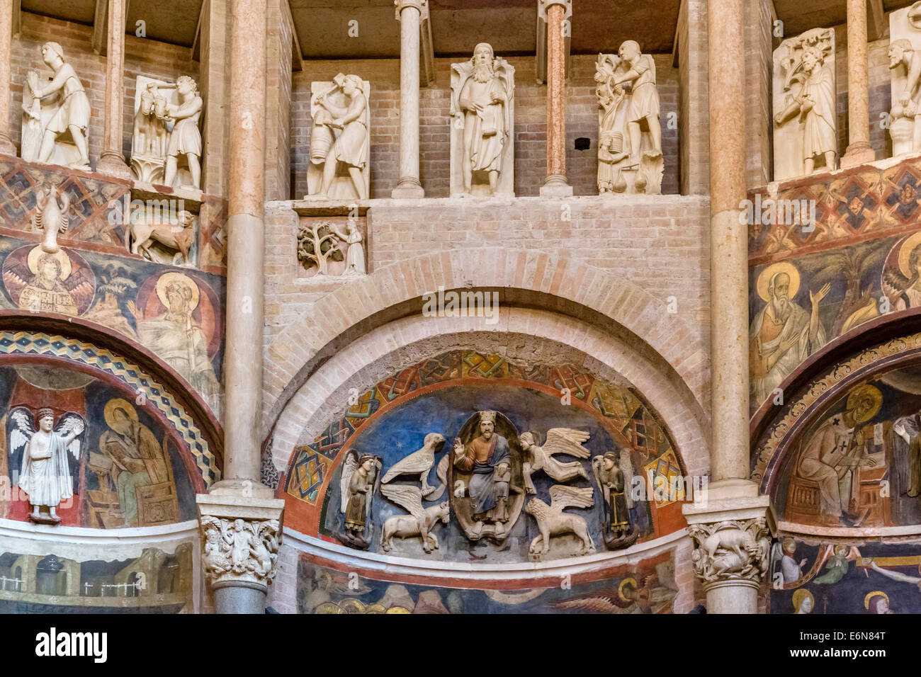 Fresken und Schnitzereien in der historischen mittelalterlichen Taufbecken, Parma, Emilia Romagna, Italien Stockfoto